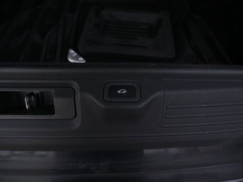 Used 2018 Land Rover Range Rover Supercharged image 17