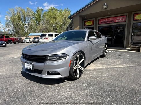 Used 2015 Dodge Charger SXT RWD image 3