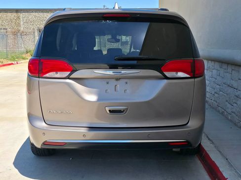 Used 2017 Chrysler Pacifica Touring-L w/ Tire & Wheel Group FWD image 4