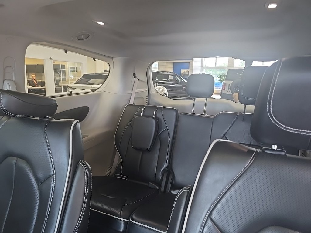 Used 2024 Chrysler Pacifica Limited FWD image 35
