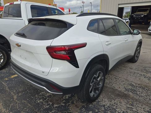 Used 2025 Chevrolet Trax LT image 2