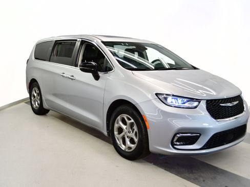 Used 2024 Chrysler Pacifica Touring-L FWD image 2