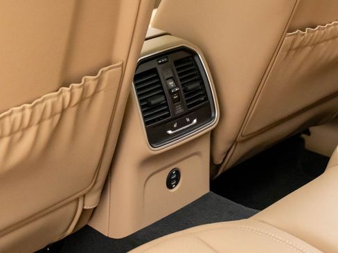 Certified 2025 Porsche Macan image 18