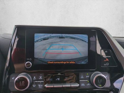 Used 2023 Toyota Highlander XLE FWD image 13