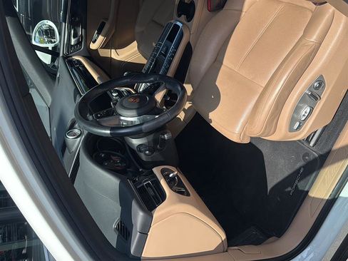 Used 2020 Porsche Macan AWD/4WD image 9