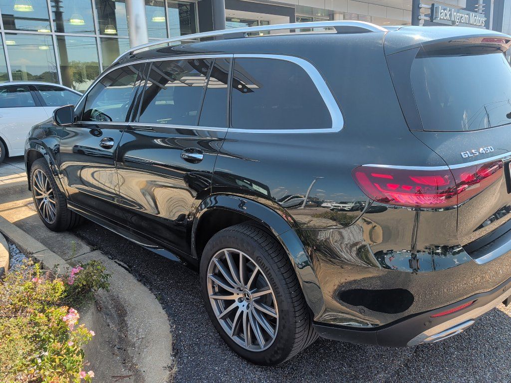 Used 2025 Mercedes-Benz GLS 450 4MATIC image 5