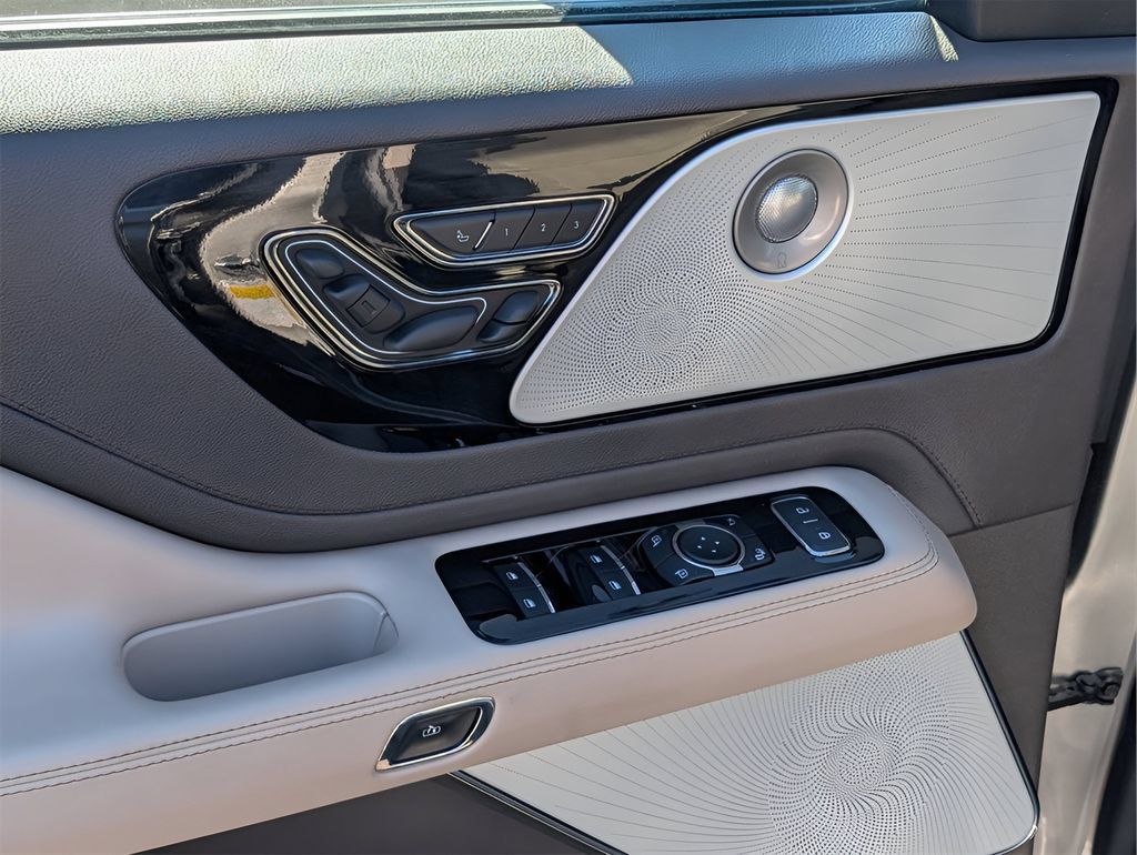 Used 2023 Lincoln Aviator Reserve w/ Equipment Group 201A RWD image 17