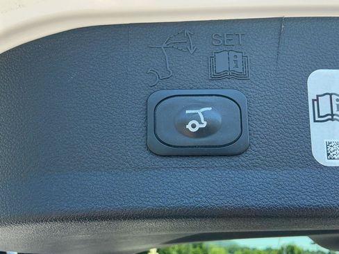 Used 2018 Ford Escape Titanium w/ Ford Safe & Smart Package AWD/4WD image 10