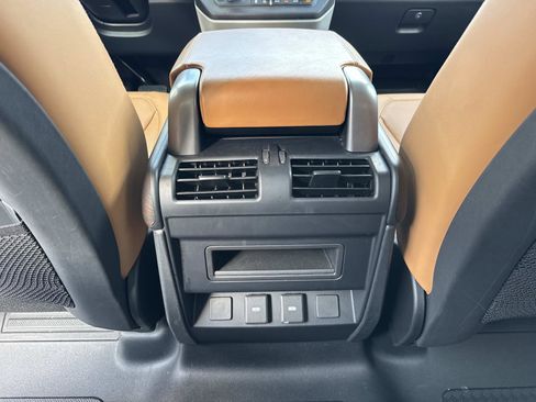 Used 2023 Land Rover Defender 110 SE image 16