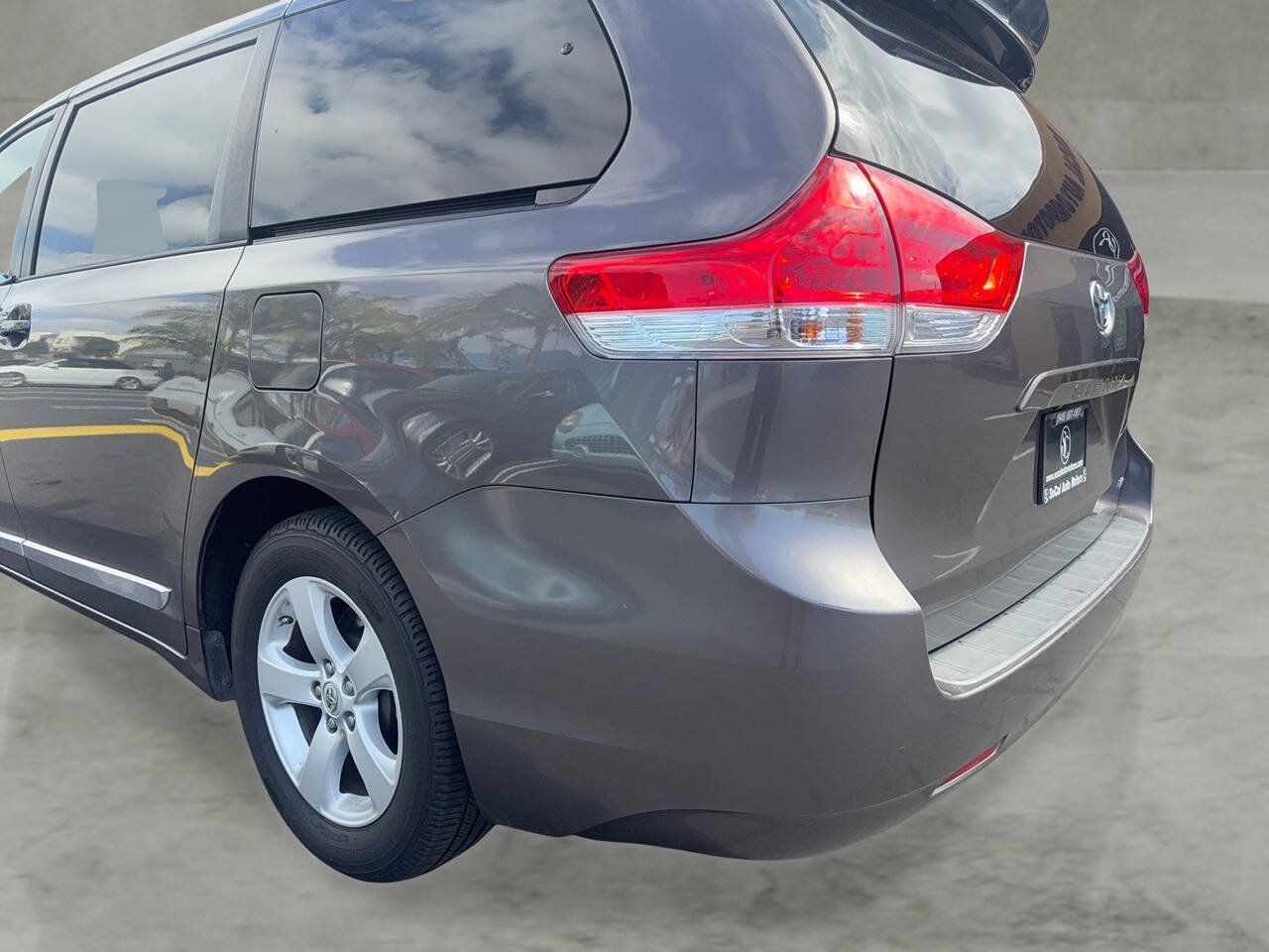 Used 2012 Toyota Sienna LE w/ Towing Pkg FWD image 31