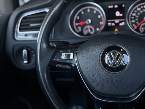 Used 2018 Volkswagen Golf SE image 3