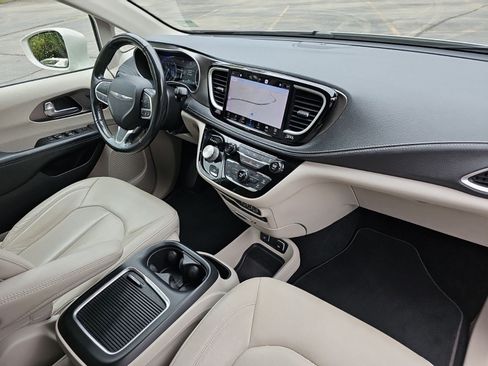 Used 2021 Chrysler Pacifica Touring-L w/ Uconnect Theater Family Group FWD image 14