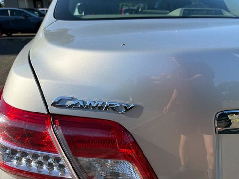 Used 2011 Toyota Camry XLE w/ XLE Extra-Value Pkg #2 FWD image 9