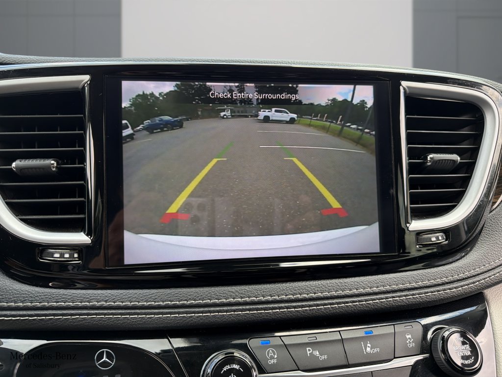 Used 2023 Chrysler Pacifica Limited AWD/4WD image 10