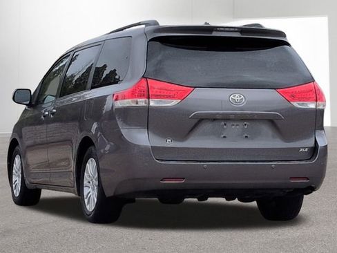 Used 2014 Toyota Sienna XLE w/ XLE Premium Package FWD image 7