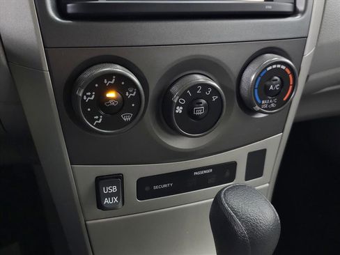 Used 2013 Toyota Corolla LE image 23