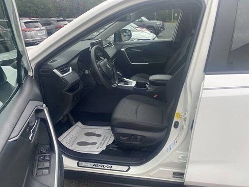 Used 2022 Toyota RAV4 XLE image 4