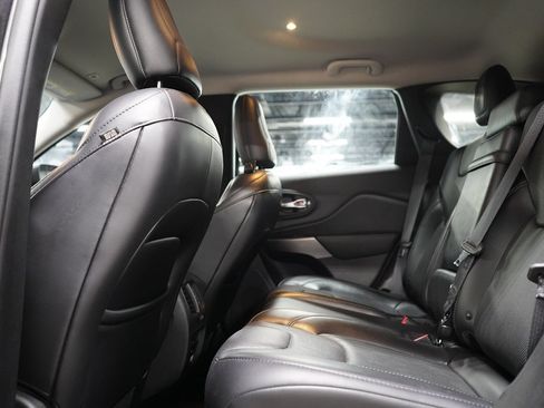Used 2019 Jeep Cherokee Limited w/ Technology Group FWD image 14