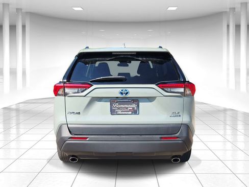 Used 2022 Toyota RAV4 XLE Premium AWD/4WD image 4
