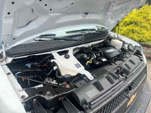 Used 2018 Chevrolet Express 3500 w/ Driver Convenience Package image 12