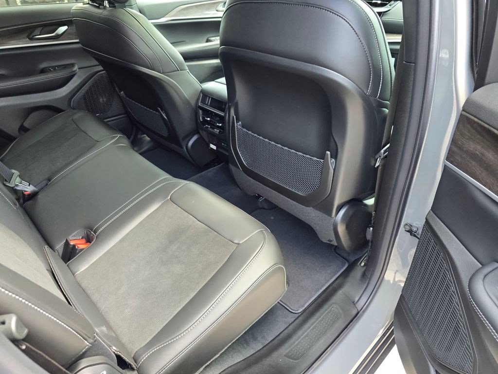 New 2027 Jeep Grand Cherokee Altitude RWD image 32