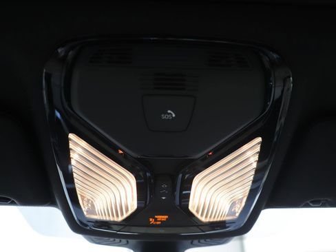 Used 2018 BMW 530i w/ Premium Package image 17