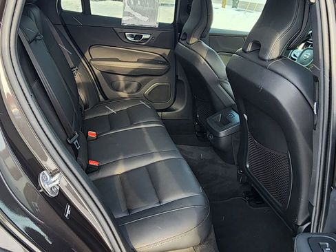 Used 2025 Volvo V60 B5 Cross Country Plus image 20