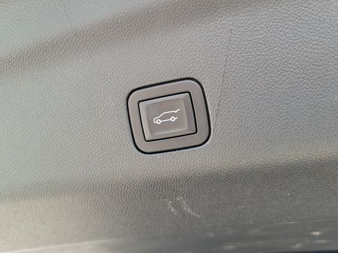 Used 2025 GMC Yukon XL AT4 Ultimate AWD/4WD image 8