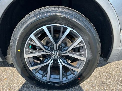 Used 2020 Volkswagen Tiguan SE w/ Panoramic Sunroof Package image 11