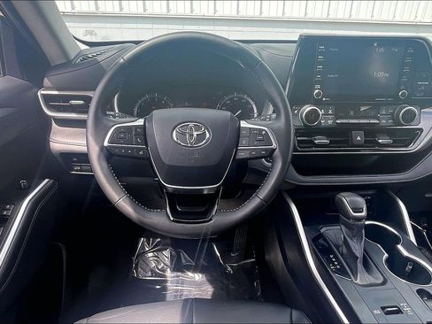 Used 2020 Toyota Highlander XLE FWD image 6