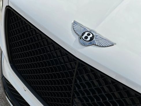 Used 2021 Bentley Bentayga AWD/4WD image 17