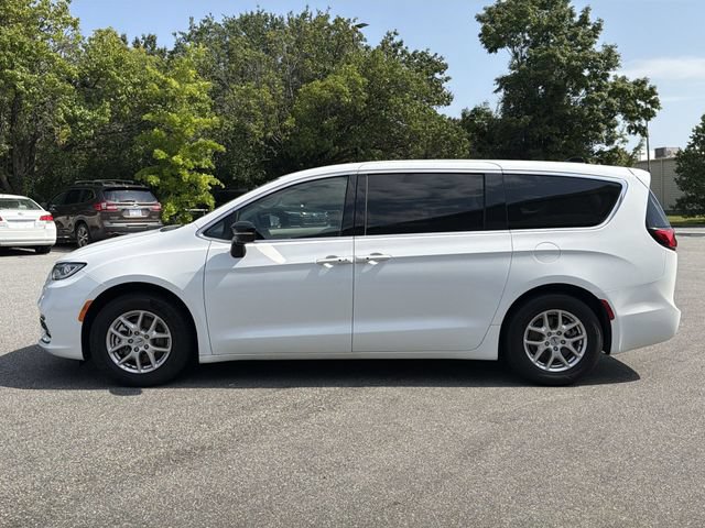 Used 2024 Chrysler Pacifica Touring-L FWD image 10