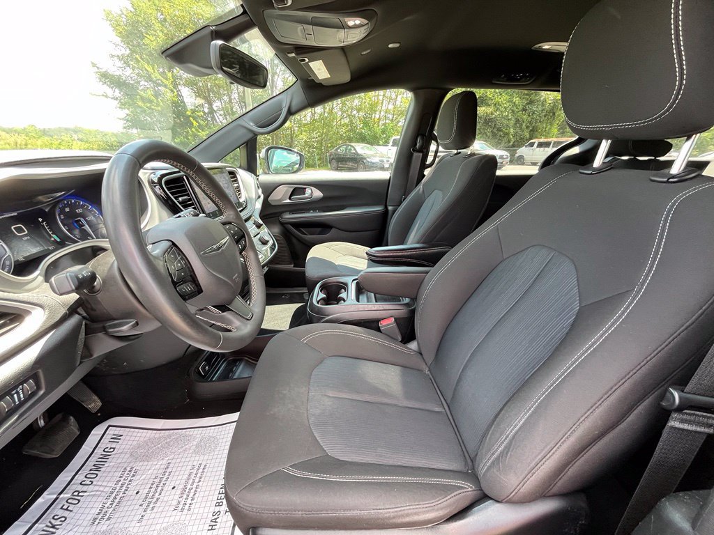 Used 2024 Chrysler Pacifica Touring FWD image 25