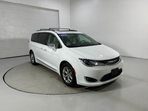 Used 2019 Chrysler Pacifica Limited FWD image 2