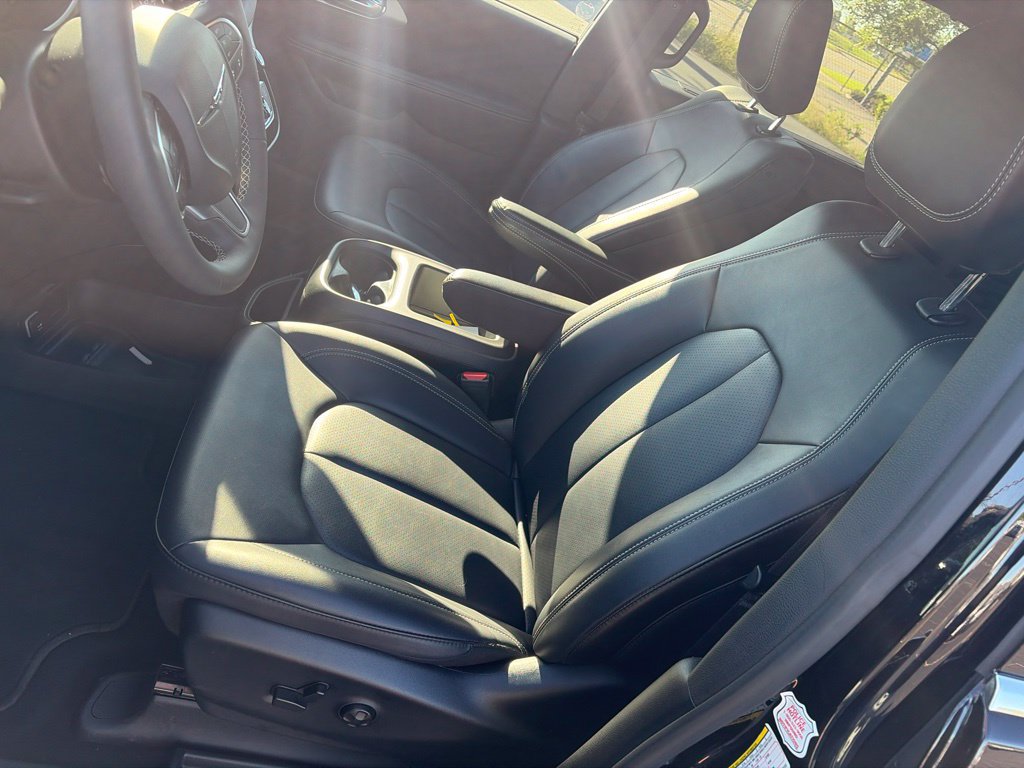 Used 2025 Chrysler Pacifica Select FWD image 9
