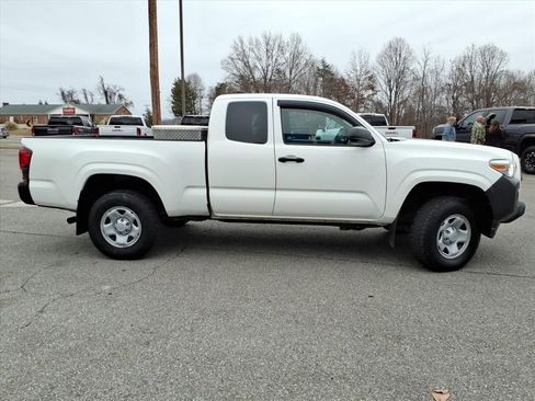 Used 2020 Toyota Tacoma SR image 3