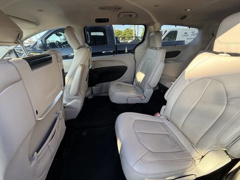 Used 2017 Chrysler Pacifica Touring-L Plus image 6