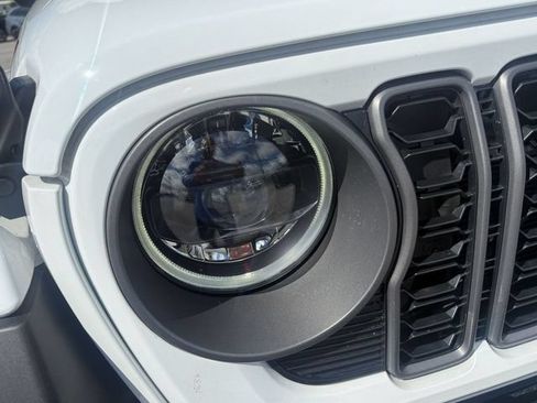 Used 2025 Jeep Gladiator Rubicon AWD/4WD image 8