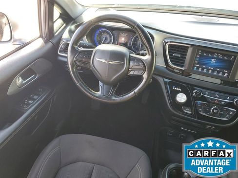Used 2020 Chrysler Pacifica Touring w/ S Appearance Package image 17
