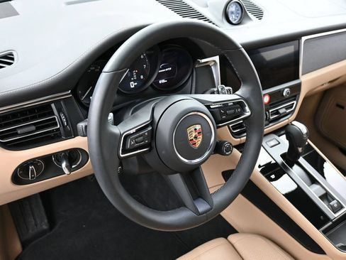 Certified 2025 Porsche Macan GTS AWD/4WD image 32