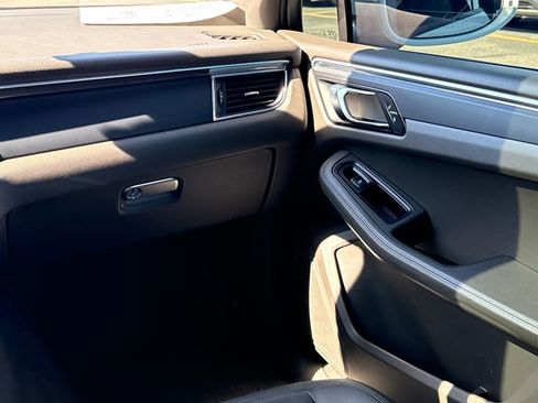 Used 2018 Porsche Macan Base image 14