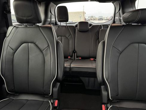 New 2026 Chrysler Pacifica Limited w/ S Appearance Package image 9