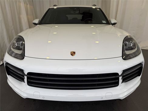 Certified 2022 Porsche Cayenne Platinum Edition image 6