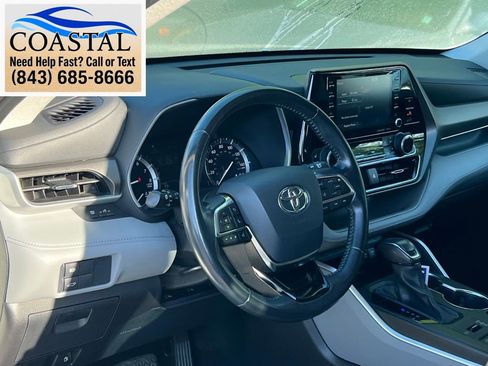 Used 2021 Toyota Highlander XLE AWD/4WD image 8
