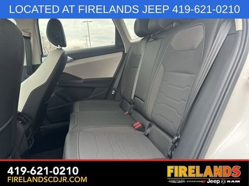 Used 2025 Volkswagen Taos SE image 5