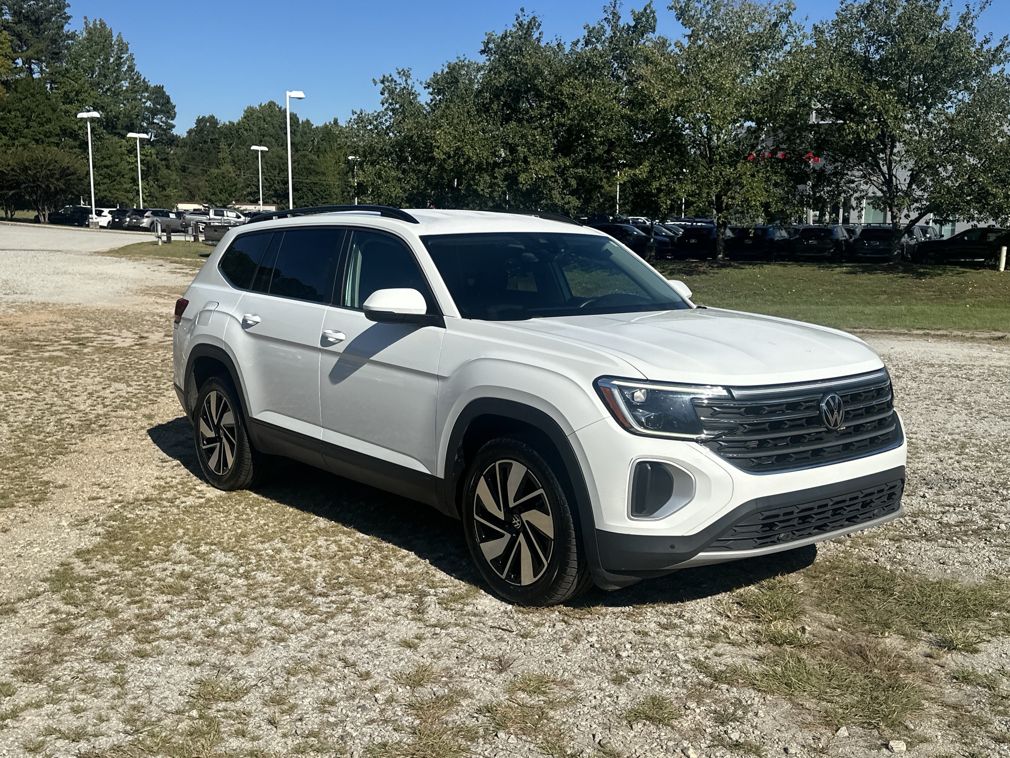 Used 2024 Volkswagen Atlas SE AWD/4WD image 3