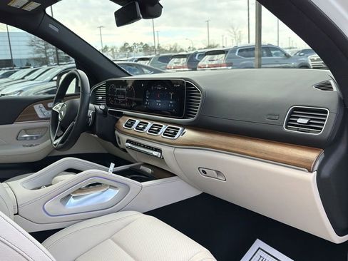 Used 2025 Mercedes-Benz GLS 450 4MATIC image 23