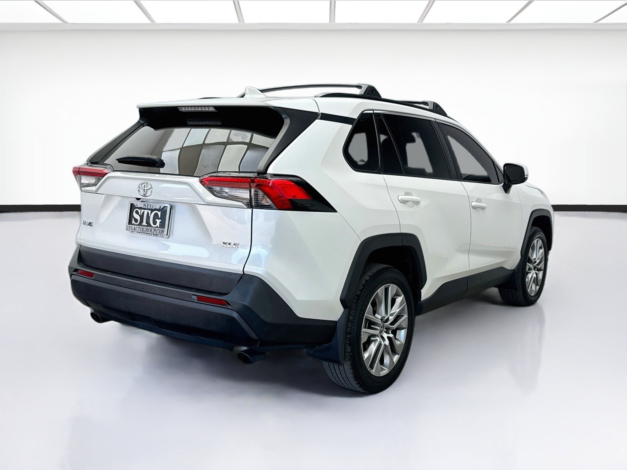 Used 2022 Toyota RAV4 XLE Premium FWD image 4
