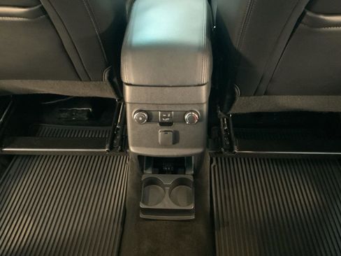 Used 2017 Ford Explorer XLT w/ Equipment Group 202A AWD/4WD image 39