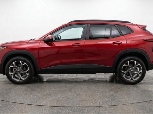 Used 2025 Chevrolet Trax LT w/ LT Convenience Package FWD image 5
